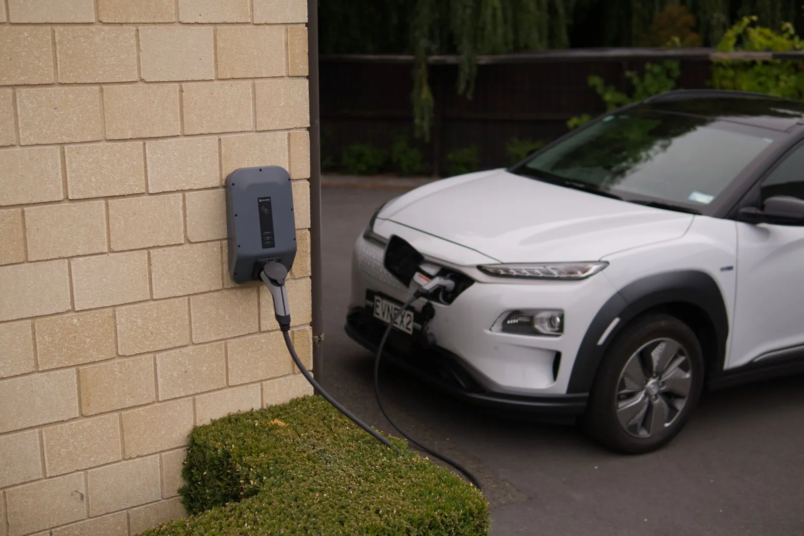 Auto elettrica in ricarica da una wallbox a parete